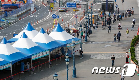14일 서울역에 마련된 중구 임시 선별검사소에서 시민들이 코로나19 검사를 받기 위해 줄 서 있다. 2021.6.14/뉴스1 © News1 안은나 기자