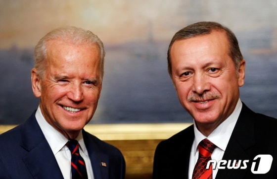 바이든 미국 대통령(좌)과 레젭 타입 에르도안 터키 대통령. © 로이터=뉴스1 © News1 정윤영 기자