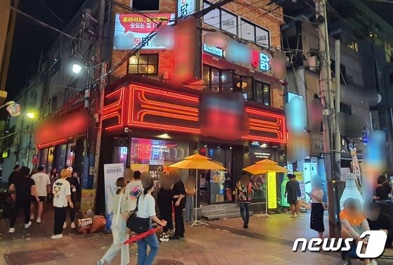 '밤 12시까지 실내영업'이 허용된 첫날 14일 부산 부산진구 서면의 술집 거리.2021.6.14/© 뉴스1 노경민 기자