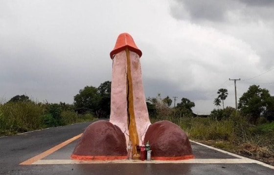 태국의 한 마을에 비를 바라는 마음으로 설치된 거대한 음경 조각상. (페이스북 갈무리) © 뉴스1