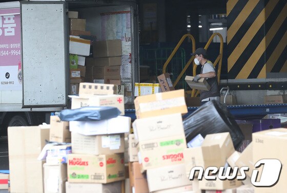 15일 오전 서울의 한 택배 물류센터에서 직원이 물건을 정리하고 있다. 2021.6.15/뉴스1 © News1 임세영 기자