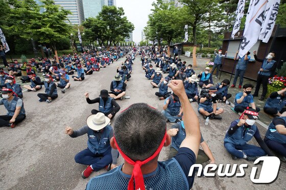 15일 오후 서울 영등포구 여의도공원에서 전국택배노동조합원들이 택배 노동자들의 과로사 문제 해결을 촉구하는 집회를 하고 있다. 조태형 기자