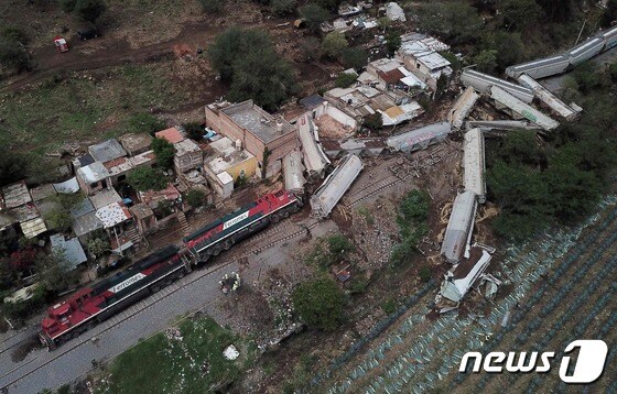 주택가 덮친 멕시코 탈선 화물 열차
