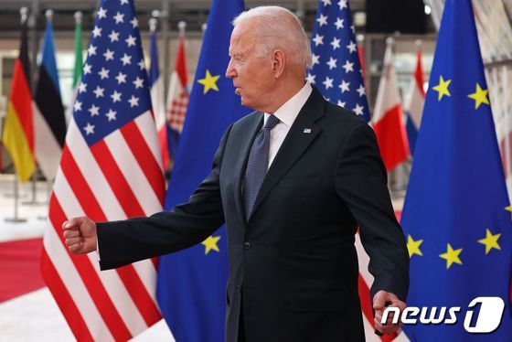 조 바이든 미국 대통령이 15일 (현지시간) 벨기에 브뤼셀 EU 본부에서 열린 미국-EU 정상회의에 도착을 하고 있다. © AFP=뉴스1 © News1 우동명 기자