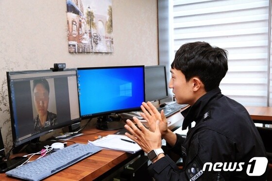 김민수 경장이 군 장병들을 대상으로 한 멘토링 프로그램을 진행하고 있다.(남해해경청제공) © 뉴스1