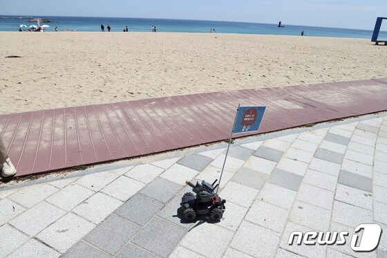 올 피서철 강릉 주요 해수욕장에 투입돼 방역 업무를 수행할 순찰 로봇.(강릉시 제공)2021.6.16 /뉴스1