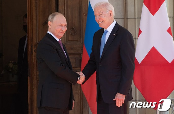 조 바이든 미국 대통령과 블라디미르 푸틴 러시아 대통령이 16일(현지시간) 첫 정상회담이 열리는 스위스 제네바의 '빌라 라 그렁주'에서 만나 악수를 하고 있다. 우동명 기자