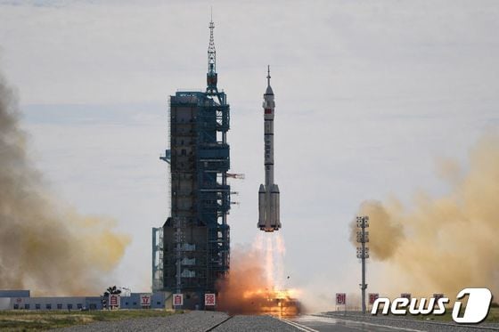 17일(현지시간) 간쑤성 주취안 위성발사센터에서 창정-2F 야오-12 로켓에 실려 우주 비행사 3명을 태운 선저우 12호가 발사되고 있다. © AFP=뉴스1 © News1 우동명 기자