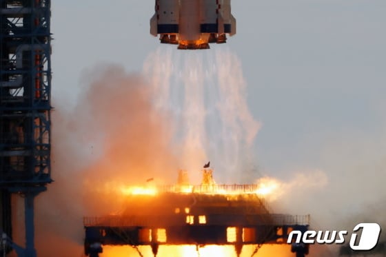 중국이 17일 오전 발사한 유인 우주선 선저우 12호를 실은 창정-2F가 발사할 당시 모습. © 로이터=뉴스1 © News1 원태성 기자