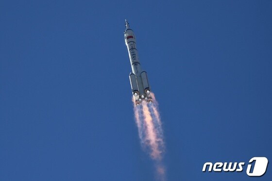 17일(현지시간) 간쑤성 주취안 위성발사센터에서 창정-2F 야오-12 로켓에 실려 우주 비행사 3명을 태운 선저우 12호가 발사되고 있다. © AFP=뉴스1 © News1 이동원 기자