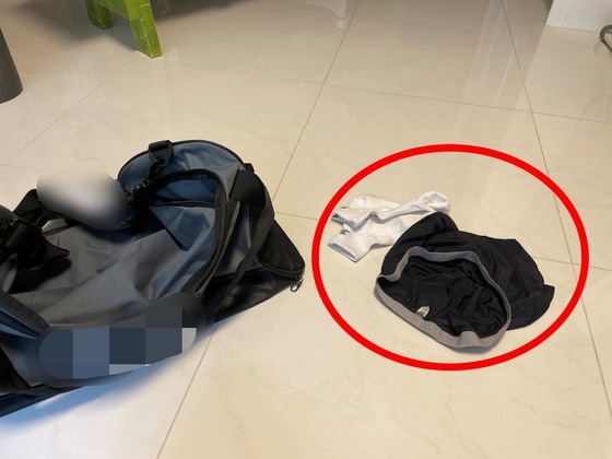 한 누리꾼이 카카오톡 선물하기를 통해 구매한 가방에서 타인이 입던 팬티와 양말이 나왔다며 분노했다. (온라인 커뮤니티 웃긴대학 갈무리) © 뉴스1