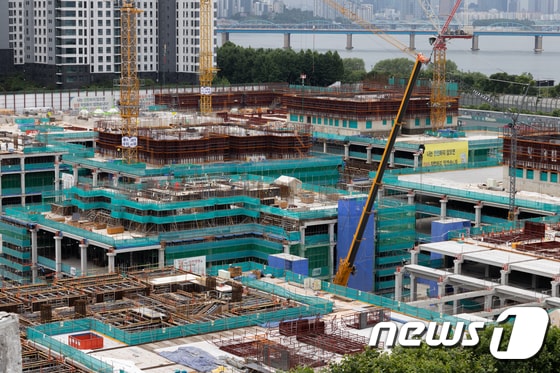 사진은 17일 오후 서울 서초구 래미안 원베일리 아파트 단지 건축 현장(자료사진) 2021.6.17/뉴스1 © News1 이재명 기자