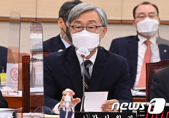 최재형 감사원장이 18일 서울 여의도 국회에서 열린 법제사법위원회에서 의원들의 질의에 답하고 있다. © News1 구윤성 기자