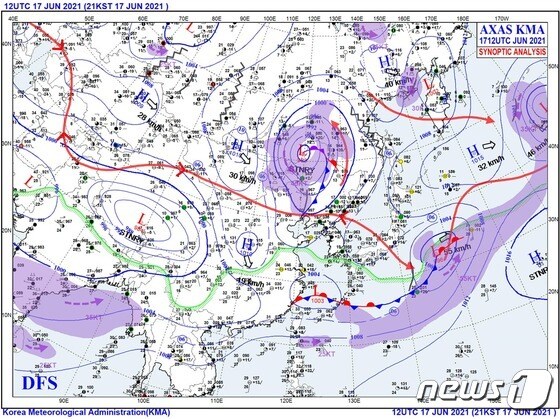 17일 오후 9시 기준 장마전선(빨강색 반원과 파란색 삼각선이 번갈아서 그려진 것)이 우리나라 남동쪽, 일본 남쪽으로 많이 내려가 있다. (기상청 방재기상정보시스템) © 뉴스1