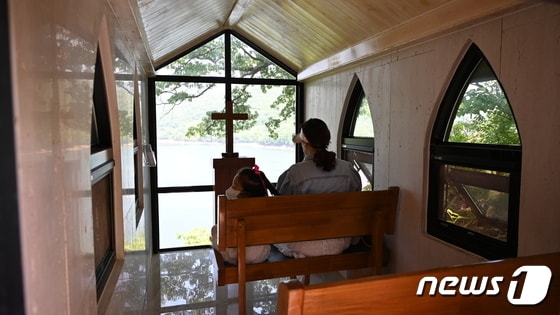 충북 옥천의 수생식물학습원 내 작은교회 내부 모습. © 뉴스1