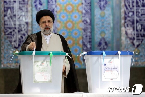 세예드 에브라힘 라이시 이란 대선 후보가 18일(현지시간) 투표를 하고 있다. © 로이터=뉴스1