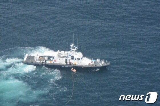군산해경 헬기가 실종자 수색을 벌이고 있다.© 뉴스1