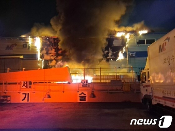 여수 산단 제조업체 화재.(여수소방서 제공)/뉴스1 © News1 