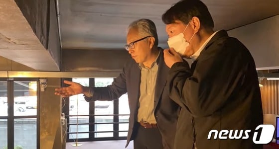 윤석열 전 검찰총장(오른쪽)과 모종린 연세대 국제대학원 교수(왼쪽)은 1일 서울 연희동에서 만났다. 사진은 유튜브 채널 '장예찬TV' 캡쳐. © 뉴스1