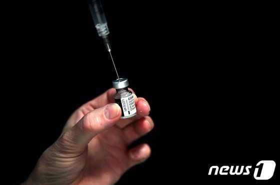 화이자와 바이오엔테크가 공동 개발한 코로나19 백신. © AFP=뉴스1