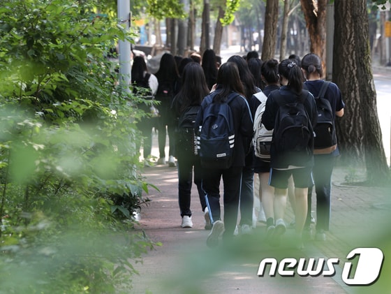 지난 2일 오후 서울의 한 중학교에서 학생들이 하교를 하고 있다.  2021.6.2/뉴스1 © News1 신웅수 기자