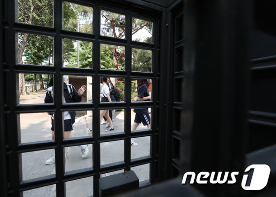 서울 한 중학교에서 학교 중인 학생들. 2021.6.2/뉴스1 © News1 신웅수 기자