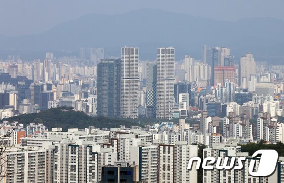 서울 중구 남산에서 바라본 성동구 일대 아파트단지의 모습. 2021.6.2/뉴스1DB © News1 이재명 기자