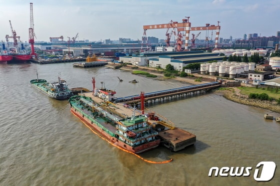 중국 동부 난퉁시의 야오강 주변 시노펙 석유 창고 모습 2021.06.21 © 로이터=뉴스1