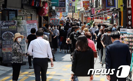지난 21일 서울 명동에서 시민들이 점심식사를 하러 식당으로 향하고 있다. 2021.6.21/뉴스1 © News1 김명섭 기자