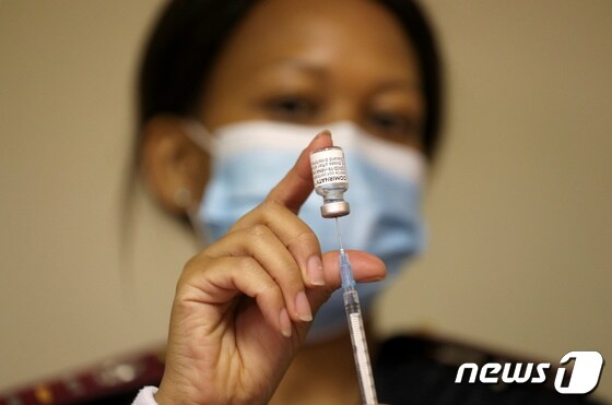 남아프리카공화국 요하네스버그에서 2021년 5월 17일 의료진이 화이자 코로나19 백신 접종을 준비하는 모습. © 로이터=뉴스1 © News1 최서윤 기자
