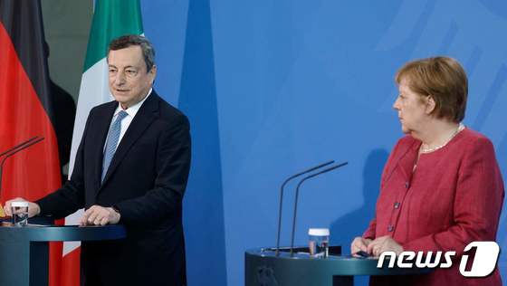 마리오 드라기 이탈리아 총리(왼쪽)과 앙겔라 메르켈 독일 총리(오른쪽) 2021.06.22 © AFP=뉴스1