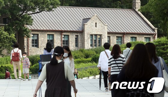 서울 서대문구 이화여자대학교에서 학생들이 등교하고 있다.  2021.6.23/뉴스1 © News1 김명섭 기자