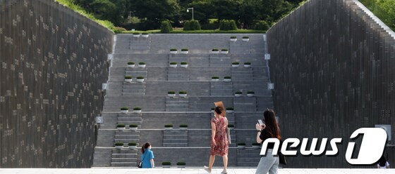지난 23일 서울 서대문구 이화여자대학교에서 학생들이 등교하고 있다./뉴스1 © News1 김명섭 기자