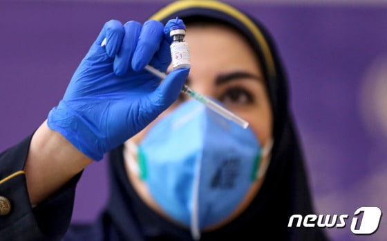 이란에서 한 의료진이 코로나19 백신 접종을 준비하고 있다. © AFP=뉴스1