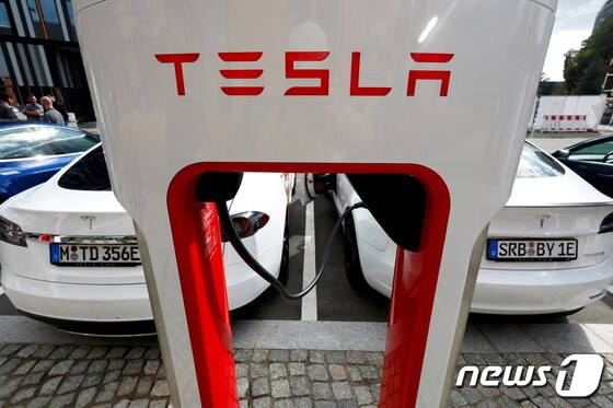 테슬라 전기차가 충전을 하고 있는 모습. © 로이터=뉴스1 © News1 박형기 기자