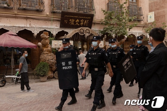 중국 신장 웨이우얼 자치구의 카스가얼 도시에서 공안이 순찰을 하고 있다. © 로이터=뉴스1 © News1 정윤영 기자