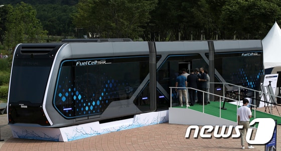 울산 태화강국가정원 만남의 광장에 전시된 수소트램 콘셉트 차량 모습 2021.6.24/뉴스1 © News1 윤일지 기자<br><br>