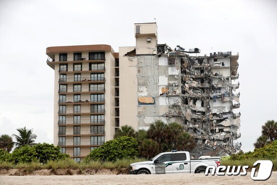 미국 플로리다주 마이애미 데이드 카운티에 있는 붕괴된12층 주상복합 건물. © 로이터=뉴스1