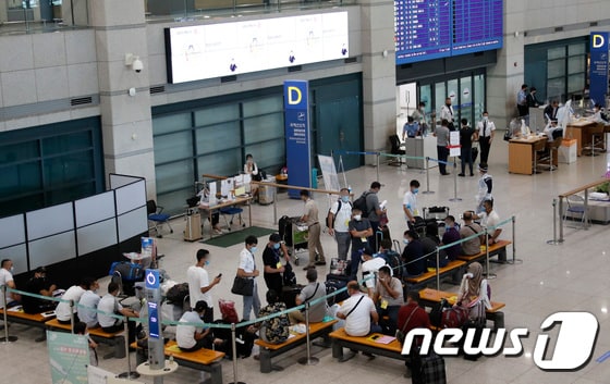 지난 25일 인천국제공항 제1여객터미널에 해외 입국자들이 이동을 위해 대기하고 있다./뉴스1 © News1 권현진 기자
