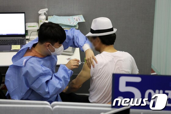 서울 은평구 코로나19 예방접종센터에서 백신접종이 진행되고 있다./뉴스1 © News1 이승배 기자