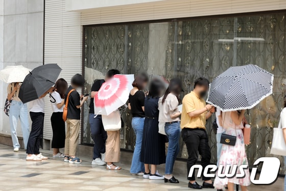 서울시내 한 백화점 모 명품매장에서 입장을 기다리고 있는 시민들의 모습. 2021.6.29/뉴스1DB