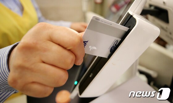 서울 중구 명동거리의 한 식당에서 시민이 카드로 결제하고 있는 모습. /뉴스1DB
