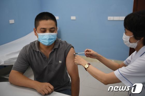 베트남 한 남성이 신종 코로나바이러스 감염증(코로나19) 백신을 맞고 있다. 2021.05.17 © AFP=뉴스1