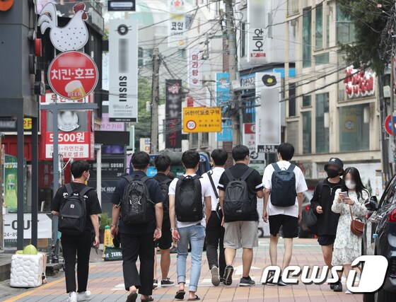 지난달 29일 오후 서울 홍대거리에서 시민들이 식사를 하기 위해 식당으로 이동하고 있다.  2021.6.29/뉴스1 © News1 신웅수 기자