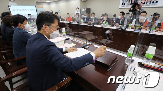 박준식 최저임금위원장이 29일 제6차 전원회의를 시작하고 있다. 2021.6.29/뉴스1