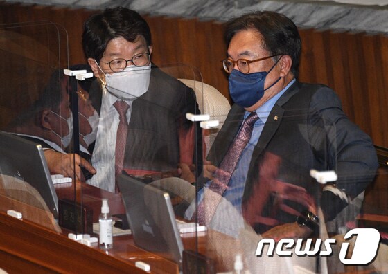국민의힘 권성동(왼쪽), 정진석 의원. 뉴스1 © News1 오대일 기자