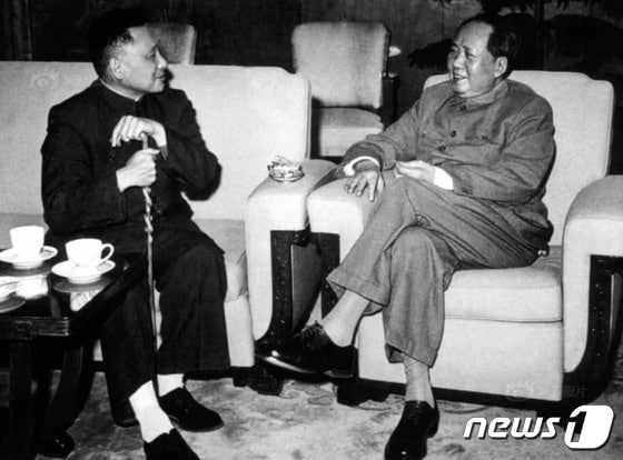 1960년 전인대 당시 담소하고 있는 마오쩌둥과 덩샤오핑 - 중국 공산당 신문왕 갈무리