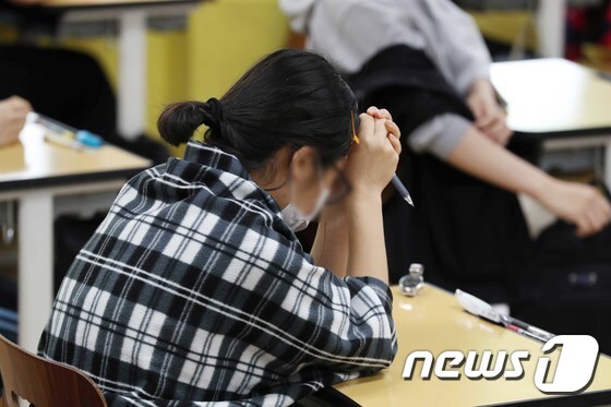 서울 한 고등학교에서 한 학생이 손을 모은 채 6월 모의평가 시작을 기다리고 있다. 2021.6.3/뉴스1 © News1 임세영 기자