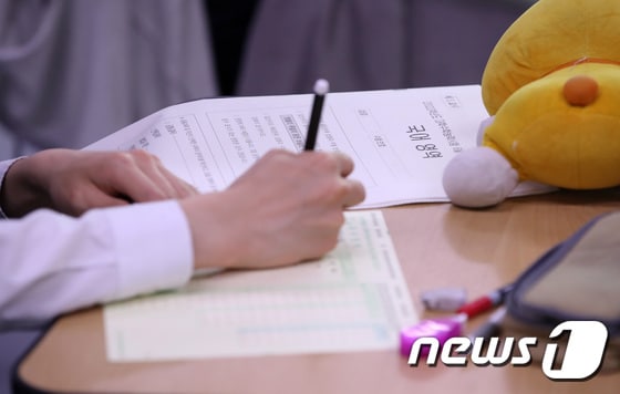 2022학년도 대학수학능력시험의(수능) 첫 모의평가가 실시된 지난 3일 서울 한 고등학교에서 학생들이 시험을 보고 있다. /뉴스1 © News1 박세연 기자