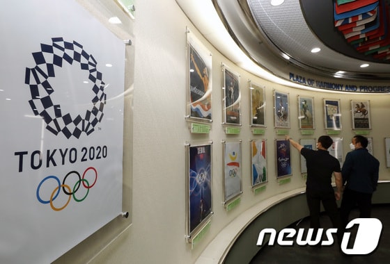 도쿄올림픽을 50일 앞둔 3일 오전 송파구 서울종합운동장의 올림픽전시관을 찾은 시민들이 전시를 관람하고 있다. 박세연 기자
